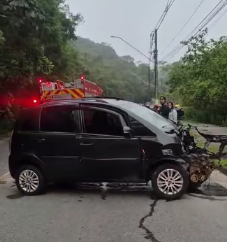 DUAS PESSOAS FICAM GRAVEMENTE FERIDAS APÓS ACIDENTE NA ESTRADA DO PEDROSO, EM SANTO ANDRÉ