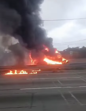 CAMINHÃO E CARRO PEGAM FOGO APÓS ACIDENTE NA DUTRA
