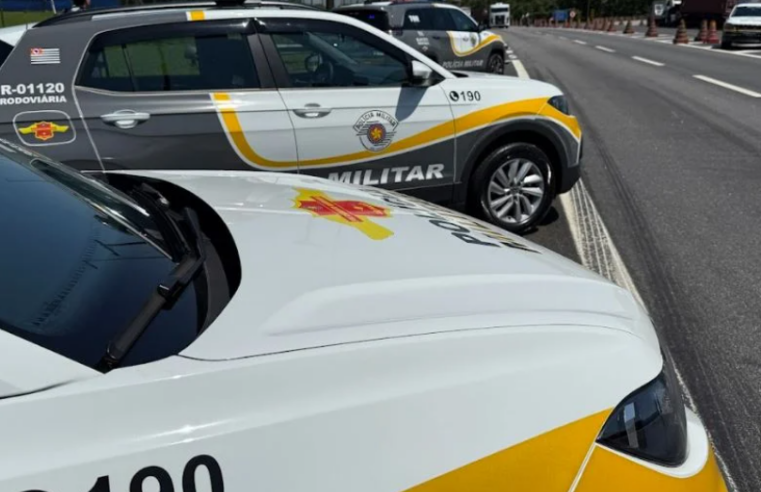 PM RODOVIÁRIA PRENDE DUPLA COM 14 FUZIS E SETE PISTOLAS ESCONDIDOS EM FUNDO FALSO DE CARRO EM SP