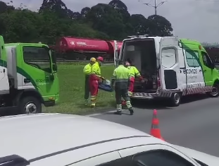 COLISÃO EM DEFENSA METÁLICA DEIXA VÍTIMA FERIDA NO KM 17 DA RODOVIA ANCHIETA