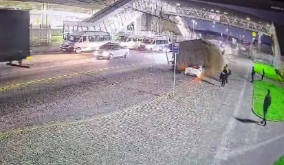 VÍDEO MOSTRA MOMENTO EM QUE CARRETA TOMBA SOBRE DOIS CARROS EM FRENTE À ESTAÇÃO DE SUZANO