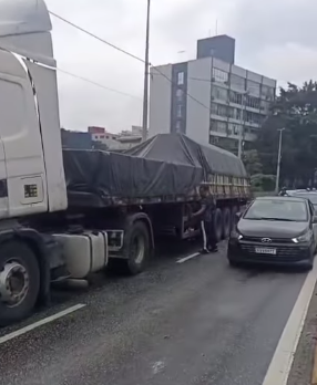 CARRETA QUEBRA NA AVENIDA LUCAS NOGUEIRA GARCEZ E CAUSA CONGESTIONAMENTO EM SÃO BERNARDO