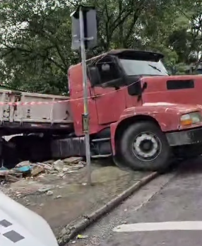CARRETA PERDE O FREIO E ATINGE MURO DE ESCOLA EM SANTO ANDRÉ
