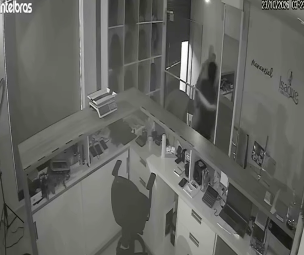 CÂMERA FLAGRA TRÊS CRIMINOSOS FURTANDO R$ 80 MIL EM LOJA DE MEGA HAIR EM SÃO BERNARDO