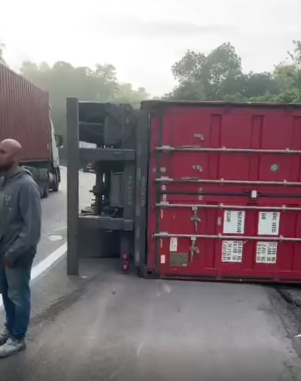 CARRETA TOMBA, DEIXA UMA PESSOA FERIDA E CAUSA CONGESTIONAMENTO NO SENTIDO LITORAL