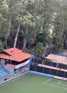 ÁRVORE CAI SOBRE QUADRA DE FUTEVÔLEI NO CLUBE MESC, EM SÃO BERNARDO