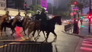 CAVALARIA DA PM CHEGA À AVENIDA PAULISTA COM EQUIPAMENTOS ANTIMOTIM PARA EVITAR CONFRONTOS APÓS O SEGUNDO TURNO DAS ELEIÇÕES