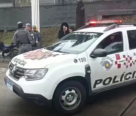 MOTOCICLISTAS REAGEM A ASSALTO A MULHER E DERRUBAM MOTO DE LADRÕES NA AVENIDA PIRAPORINHA