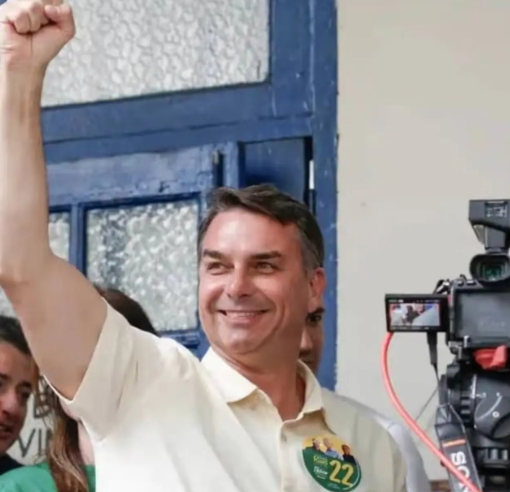 EM MEIO A RUMORES DE FUGA, FLÁVIO BOLSONARO TERIA DEIXADO O BRASIL RUMO AOS ESTADOS UNIDOS, DIZ METRÓPOLES