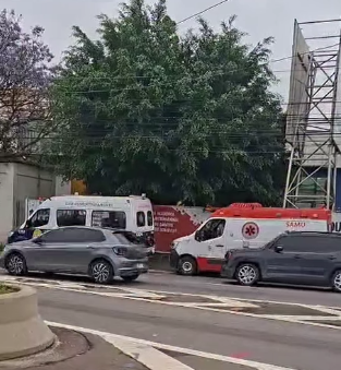 HOMEM EM CRISE É RESGATADO POR AGENTES DE TRÂNSITO, GCM E SAMU NA AVENIDA PIRAPORINHA