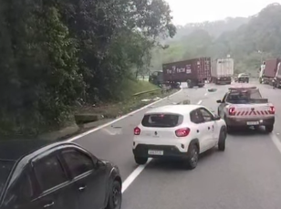 ACIDENTE ENTRE DUAS CARRETAS É REGISTRADO NA CÔNEGO DOMÊNICO RANGONI EM DIREÇÃO AO GUARUJÁ