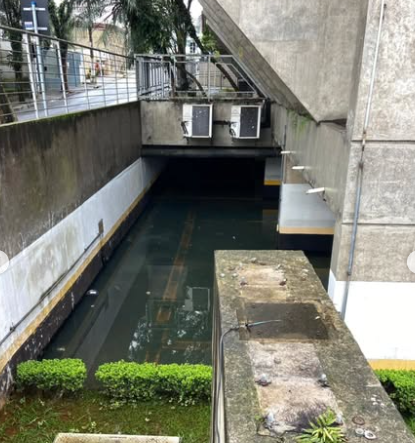 ESTACIONAMENTO SUBTERRÂNEO DE ANTIGA AGÊNCIA DO SANTANDER ESTÁ ALAGADO E PREOCUPA MORADORES POR RISCO DE DENGUE NO JARDIM DO MAR