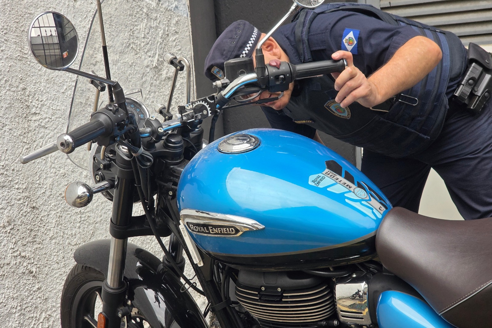 GCM APREENDE DOIS ADOLESCENTES APÓS TENTATIVA DE FURTO DE MOTOCICLETA NO BAIRRO OSWALDO CRUZ