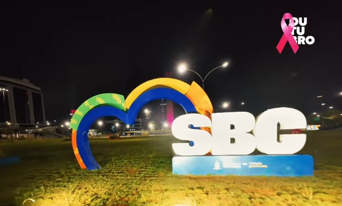 PAÇO MUNICIPAL DE SÃO BERNARDO É ILUMINADO DE ROSA NO PRIMEIRO DIA DE OUTUBRO