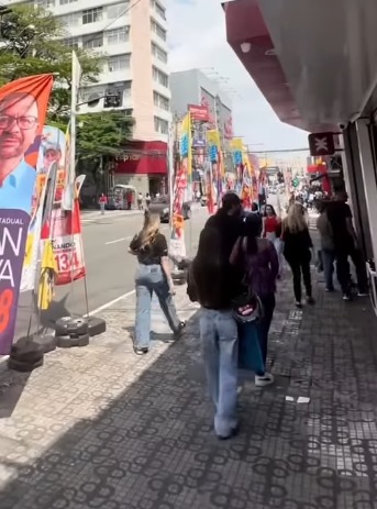 MOVIMENTAÇÃO NA RUA MARECHAL DEODORO E PRAÇA DA MATRIZ MARCA RETA FINAL DE CAMPANHA ELEITORAL EM SÃO BERNARDO DO CAMPO