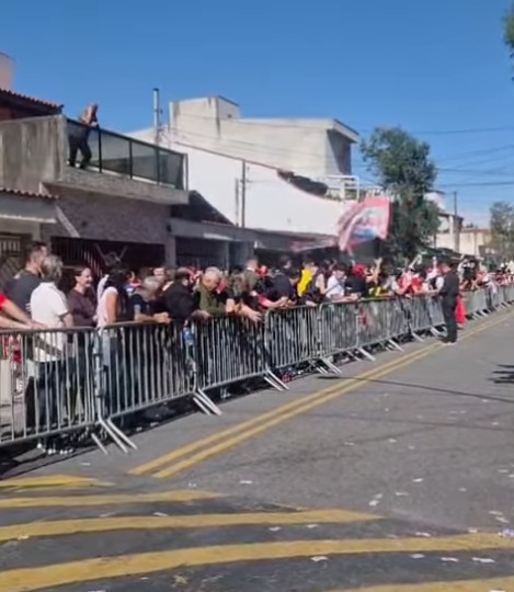 APOIADORES AGUARDAM LULA EM FRENTE À ESCOLA ONDE PRESIDENTE VOTA EM SÃO BERNARDO