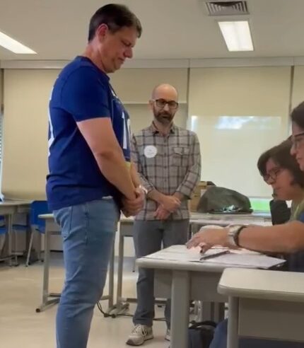 TARCÍSIO VOTA ACOMPANHADO DA ESPOSA E DOS CANDIDATOS AO SENADO ANDRÉ DO PRADO E DERRITE