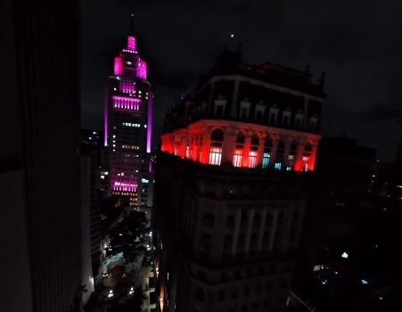 MARTINELLI E FAROL SANTANDER GANHAM ILUMINAÇÃO ESPECIAL PARA O OUTUBRO ROSA