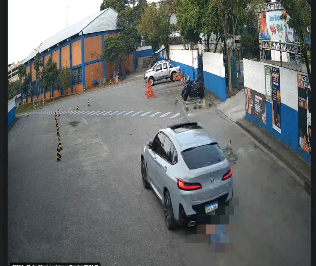 MOTORISTA DE BMW ATROPELA PEDESTRE, ARRASTA VÍTIMA ATÉ DENTRO DE CLUBE E É DETIDO PELA PM EM SÃO PAULO
