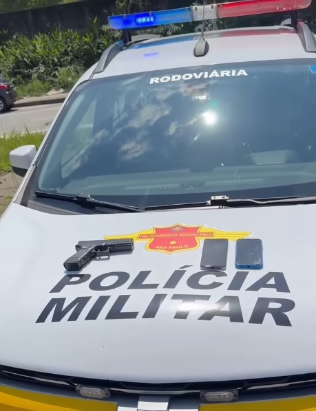 GARUPA TENTA ESCONDER PLACA DE MOTO EM PEDÁGIO DO RODOANEL, MAS É DETIDO PELA POLÍCIA APÓS PERSEGUIÇÃO