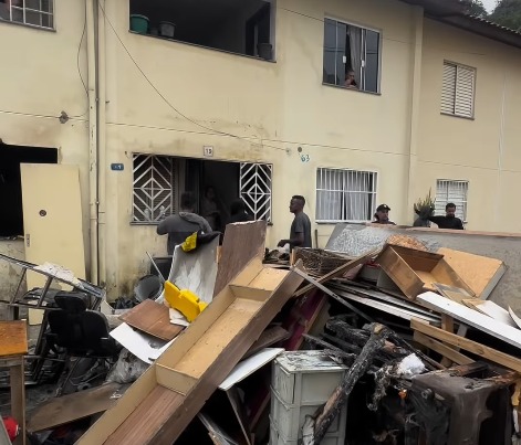 FAMÍLIA PERDE TUDO EM INCÊNDIO EM APARTAMENTO NO MONTANHÃO E PRECISA DE AJUDA PARA RECOMEÇAR