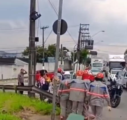 MOTOQUEIRO COLIDE EM CARRO, CAI DE ALTURA DE 15 METROS E MORRE EM DIADEMA