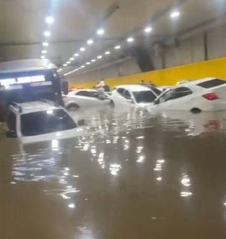 CHUVA FORTE ALAGA TÚNEL DO ANHANGABAÚ E DEIXA CARROS SUBMERSOS EM SÃO PAULO