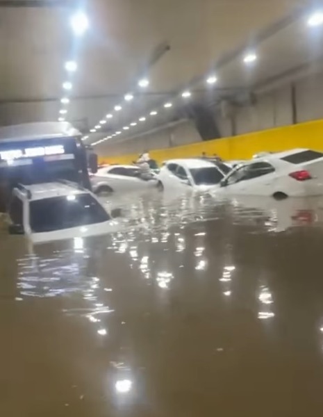 CHUVA FORTE ALAGA TÚNEL DO ANHANGABAÚ E DEIXA CARROS SUBMERSOS EM SÃO PAULO