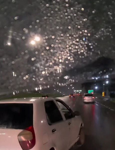 MOTOCICLISTA AJUDA MOTORISTA COM CARRO QUEBRADO NA ANCHIETA EM DIA DE CHUVA