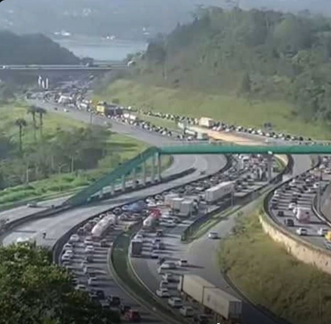 RUMO AO LITORAL: ATÉ 342 MIL VEÍCULOS DEVEM DESCER A SERRA NO FERIADO DE FINADOS