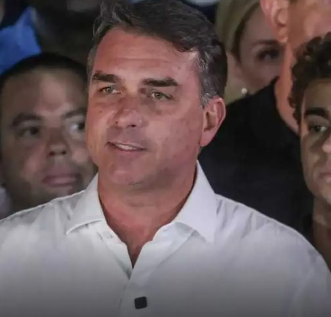 FLÁVIO BOLSONARO SE DECLARA “PRESIDENTE ELEITO” NOS EUA E DEPOIS ALTERA CARTA