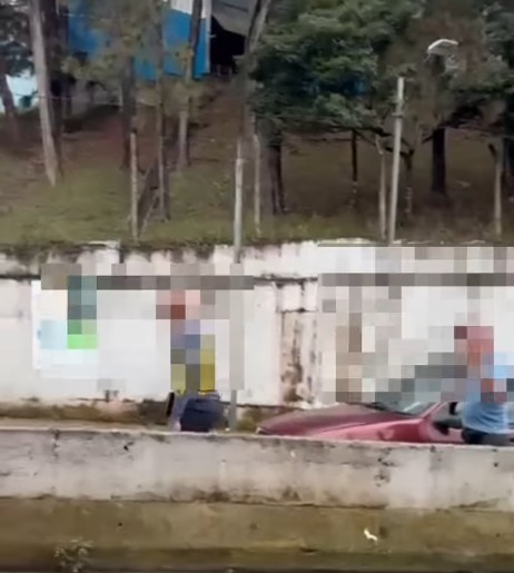 CONFUSÃO NO TRÂNSITO TERMINA COM MOTORISTA FERIDO NA RUA TIRADENTES, EM SÃO BERNARDO