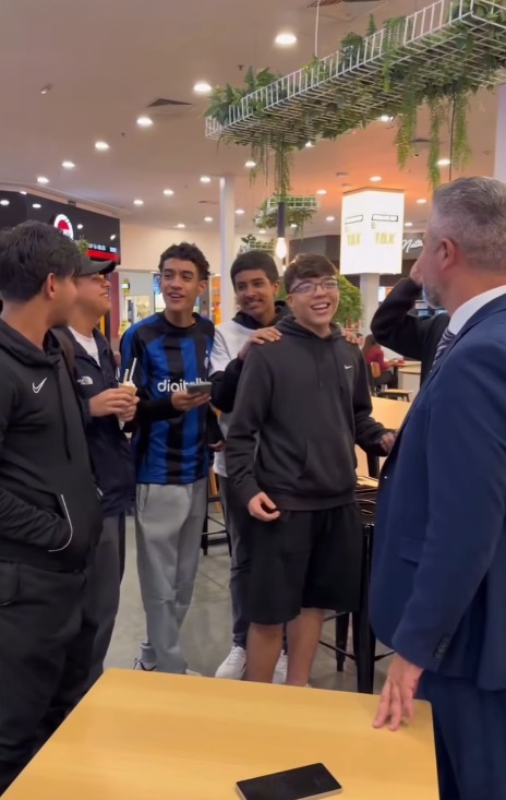 JOVENS RECONHECEM JULINHO FUZARI EM SHOPPING E CANTAM JINGLE DE CAMPANHA