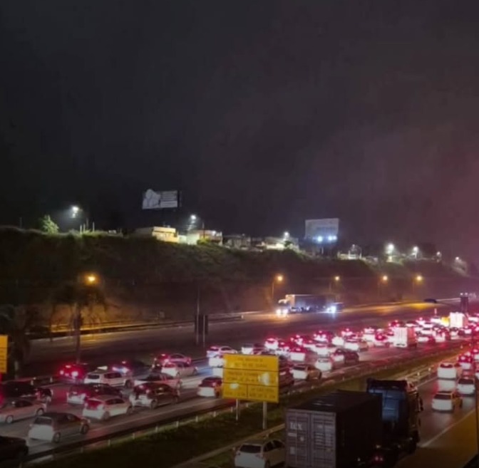 MOTORISTAS ENFRENTAM 25 KM DE TRÂNSITO COMPLICADO RUMO AO LITORAL NESTA SEXTA-FEIRA (30)