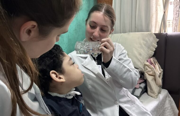 PARA CELEBRAR O MÊS DAS CRIANÇAS, SERVIÇO DE ATENÇÃO DOMICILIAR DE SÃO BERNARDO ENTREGA GARRAFINHAS QUE ESTIMULAM DESENVOLVIMENTO DE PACIENTES