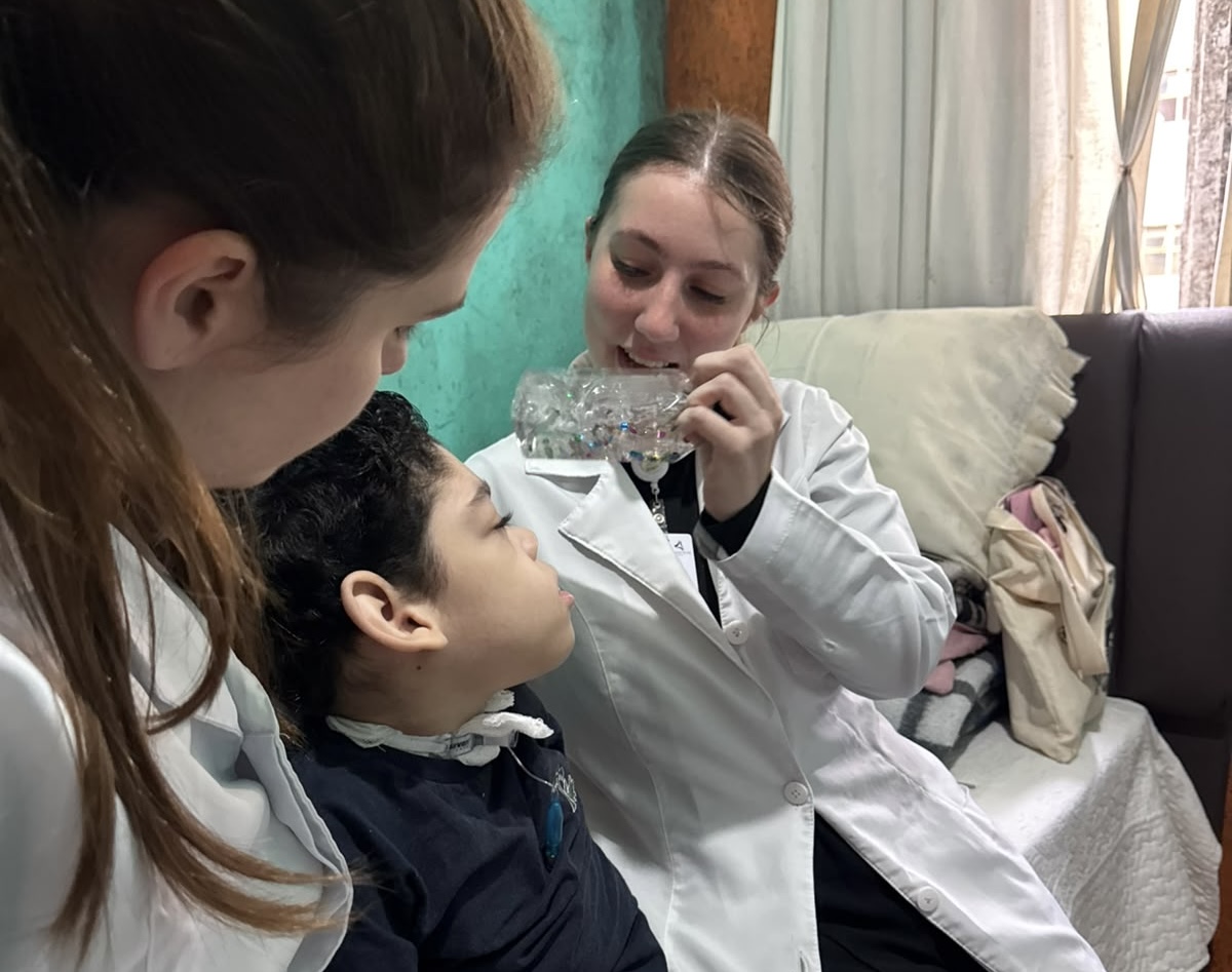 PARA CELEBRAR O MÊS DAS CRIANÇAS, SERVIÇO DE ATENÇÃO DOMICILIAR DE SÃO BERNARDO ENTREGA GARRAFINHAS QUE ESTIMULAM DESENVOLVIMENTO DE PACIENTES