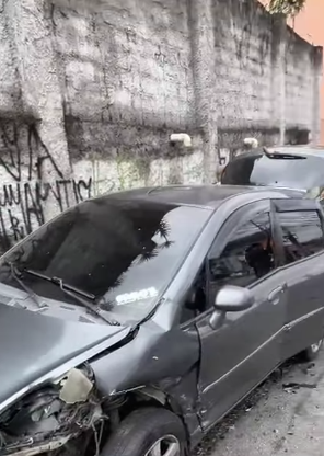 ACIDENTE ENVOLVENDO SEIS CARROS E UMA MOTO DEIXA UMA PESSOA FERIDA EM DIADEMA