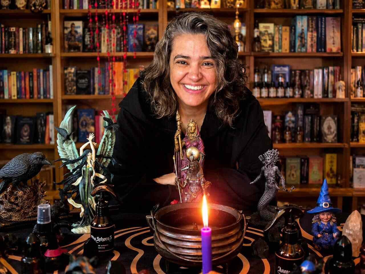 HALLOWEEN: TÂNIA GORI, A BRUXA MAIS FAMOSA DO BRASIL, EXPLICA O VERDADEIRO SIGNIFICADO DA CELEBRAÇÃO