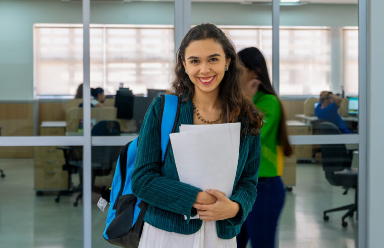 COM BOLSAS DE ATÉ R$ 2 MIL, IEL ABRE MAIS DE 900 VAGAS DE ESTÁGIO PARA ESTUDANTES