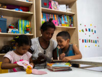 5,8 MILHÕES DE CRIANÇAS REFUGIADAS CONTINUAM FORA DA ESCOLA ENQUANTO CORTES DE FINANCIAMENTO AMEAÇAM AVANÇOS CONQUISTADOS COM MUITO ESFORÇO